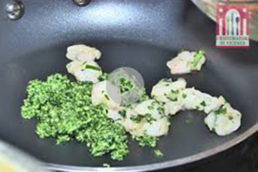 Tagliolini con pesto di broccolo fiolaro e scampi