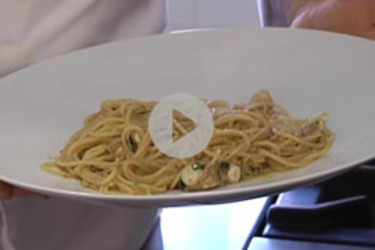 Spaghetti dello chef con colatura di alici, canestrelli e pane tostato grattugiato