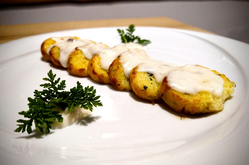 Gnocchetti di semolino al profumo di maresina con besciamella di trota e uvetta Gnocchetti di semolino al profumo di maresina con besciamella di trota e uvetta