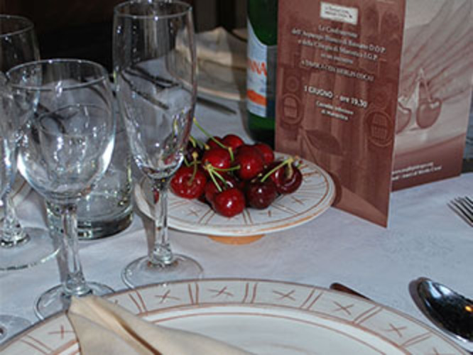 UNA CENA DA RE CON ASPARAGI E CILIEGIE UNA CENA DA RE CON ASPARAGI E CILIEGIE