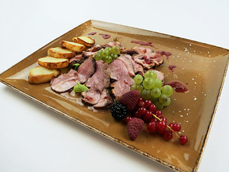 Tagliata di petto d'anitra arrosto con mosto d’uva garganega cotto, frutti di bosco e frutto della passione