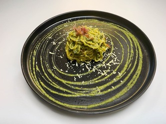 Bruscandoli, pomodori secchi, pancetta croccante e grattugia di monte veronese presidio slow food. Trattoria Isetta