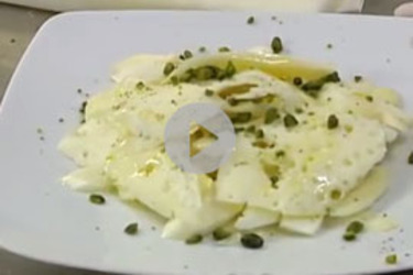 Carpaccio di Asiago con cruditè di asparagi di Bassano e pistacchi di Bronte