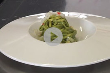 Tagliatelle con pesto di tarassaco e battuta di capesante