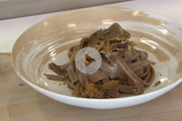 Tagliatella con farina di castagne al tartufo, finferle e formaggio di Montefaldo