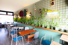 NEWS CAF� - PETER PUB